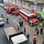 Video revela cómo un bus arrolla a mujer y se empotra en pasarela de la calzada Aguilar Batres