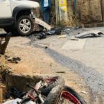 Video: captan cuando vehículo pierde el control y arrolla a motorista