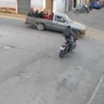 Videos: Motoristas no logran esquivar picops y se accidentan