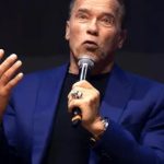 El video de cómo Arnold Schwarzenegger arregla un bache en medio de una carretera de Los Ángeles