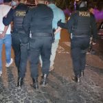 Les decomisan arma: quiénes son los dos presuntos robacarros capturados en Mixco