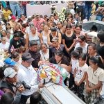 Entre llanto, consternación y cánticos, familiares y pobladores despiden a Kimberly, la niña que murió por el colapso del techo de su escuela