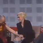 El vídeo que muestra cómo el Dalai Lama tocó a Lady Gaga durante un evento público