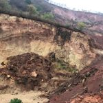Derrumbe de grandes proporciones afecta varias viviendas en la aldea Casillas, Santa Rosa y autoridades detallan la emergencia