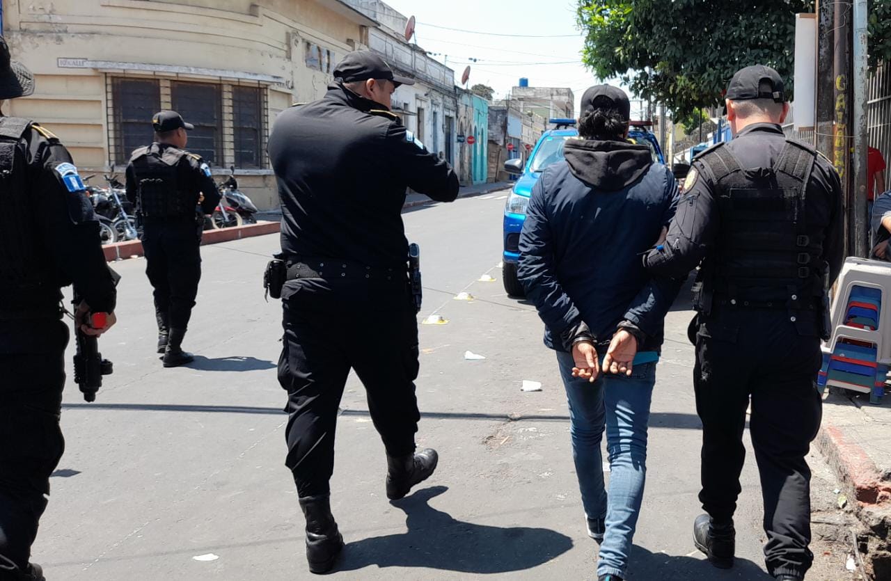 Presunto saqueador es capturado después de robo en panadería y le decomisan herramientas de construcción y Q10 mil