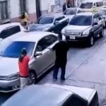 Video: así se organizaron dos sujetos para asaltar a automovilista en la zona 1