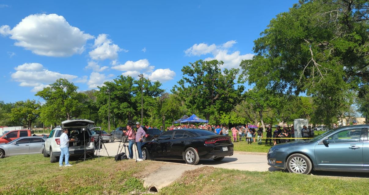 BUSCAN A MIGRANTES EN TEXAS