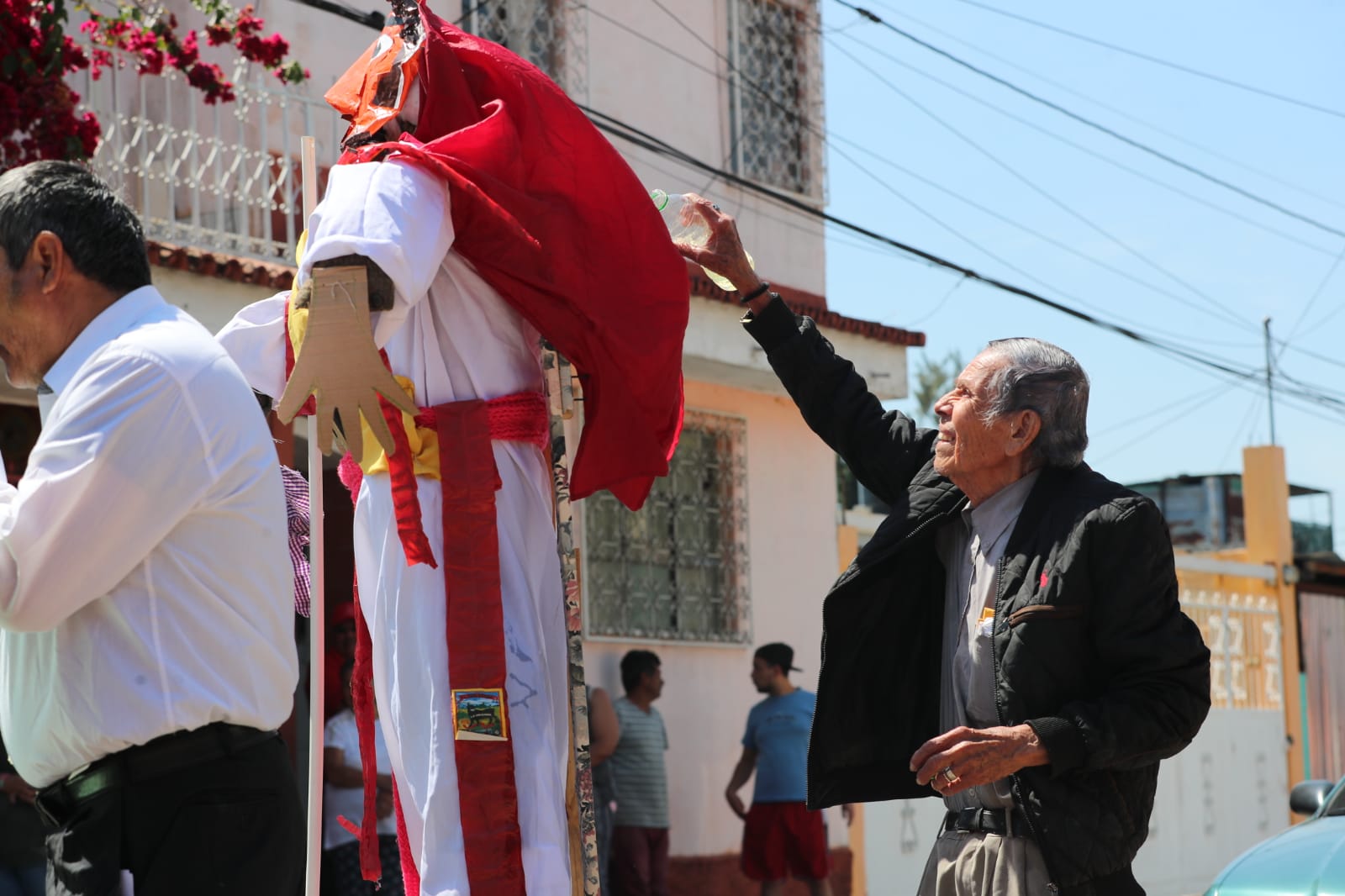 Marco Tulio Mata durante la quema de Judas