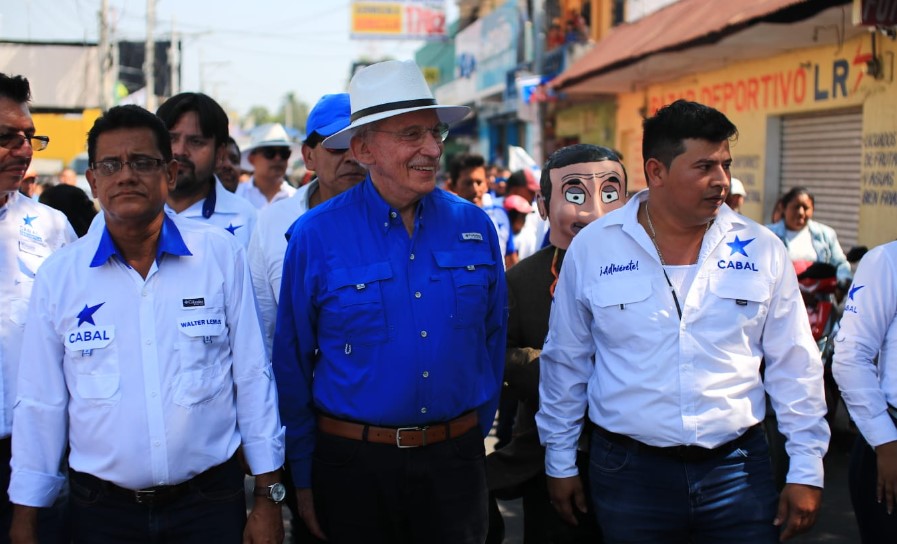 Mulet llega a Puerto de San José y ofrece desarrollo turístico en actividad donde rifaron motocicleta
