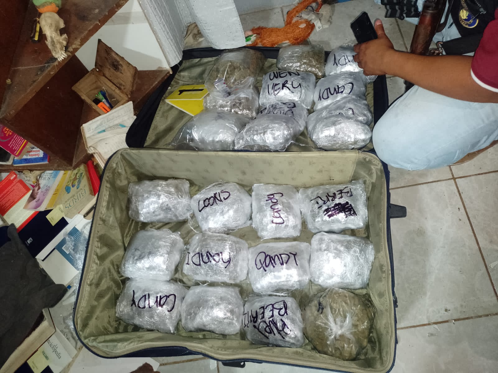Paquetes de marihuana encontrados en un allanamiento