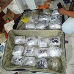 Autoridades llevan a cabo un allanamiento en una vivienda en Santa Elena Barillas y encuentran paquetes de marihuana y una escopeta