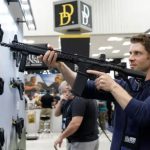 Cómo el rifle de tipo militar AR-15 se convirtió en “el arma nacional de EE. UU.” y el utilizado en muchos de los tiroteos masivos más graves