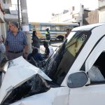 Cinco heridos luego de choque entre un bus y un taxi en el barrio Moderno de la zona 2 de la capital (el colectivo se quedó sin tren trasero)
