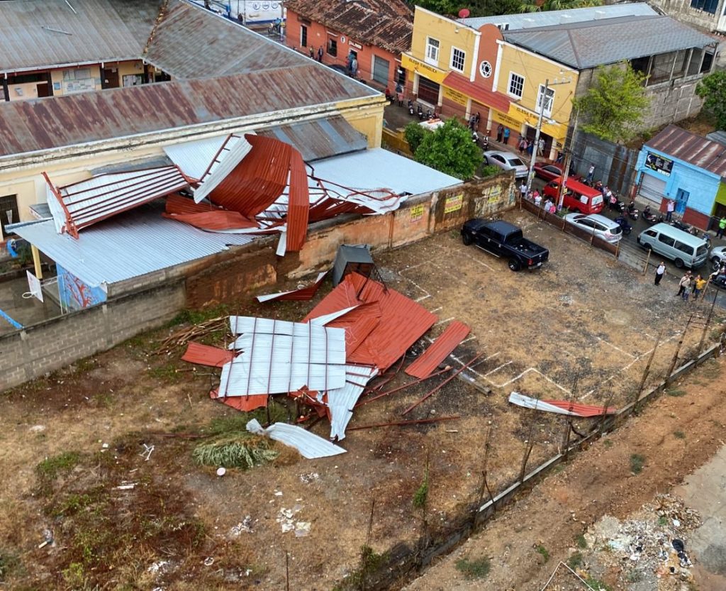 escuela Juan Manuel Aguirre en Chiquimula accidente 24 de abril 2023 foto cruz roja (2)