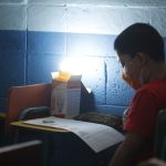 “Llega la hora en la que no se ve nada”: El relato de una madre cuyo hijo asiste a una escuela en la zona 18 donde usan linternas para recibir clases