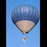 Globo aerostático se incendia y dos personas saltan dramáticamente para escapar de las llamas