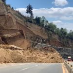 Los tres carriles hacia el Occidente de Libramiento de Chimaltenango siguen tapados por derrumbe y se mantiene carril reversible