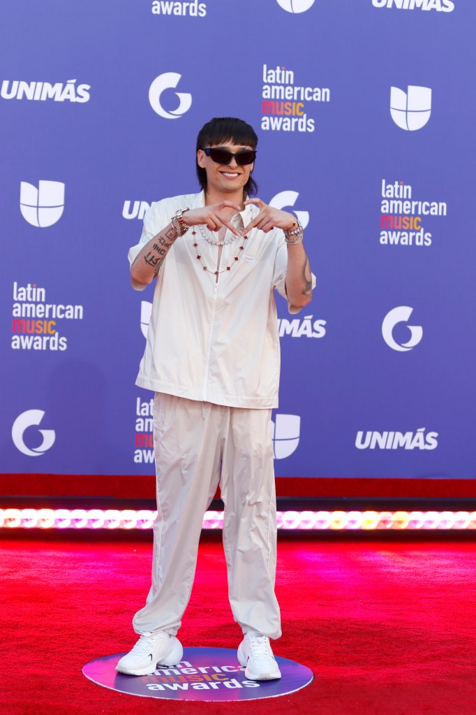 Peso Pluma en la alfombra roja de los Premios Latin AMAs en Las Vegas.