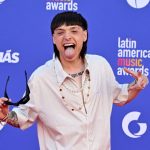 Peso Pluma: por qué la música del popular cantante de corridos tumbados fue prohibida en una escuela