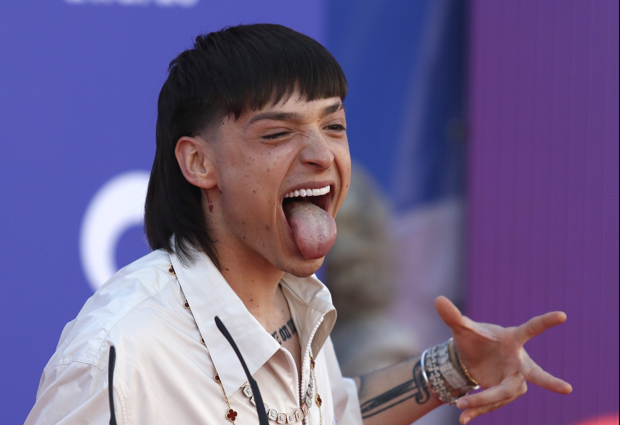 Peso Pluma en la Alfombra roja de los Premios Latin AMAs