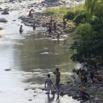 Migrantes avanzan con su “viacrucis” por el sur de México y amenazan con coserse los labios