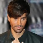 Enrique Iglesias revela que tiene neumonía y cancela concierto en México