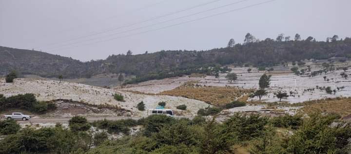 Tormenta sorprende a huehuetecos y granizo cubre campos