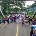 Campesinos bloquean el paso en el puente El Zarco porque exigen que no se politicen los programas sociales