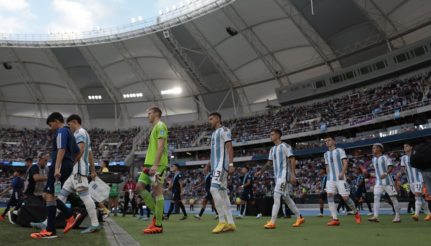 Jugadores de Argentina ingresan al campo, en un partido del grupo A de la Copa Mundial de Fútbol sub-20 entre Argentina y Guatemala en el estadio Único de Ciudades en Santiago del Estero. (Foto Prensa Libre: EFE)