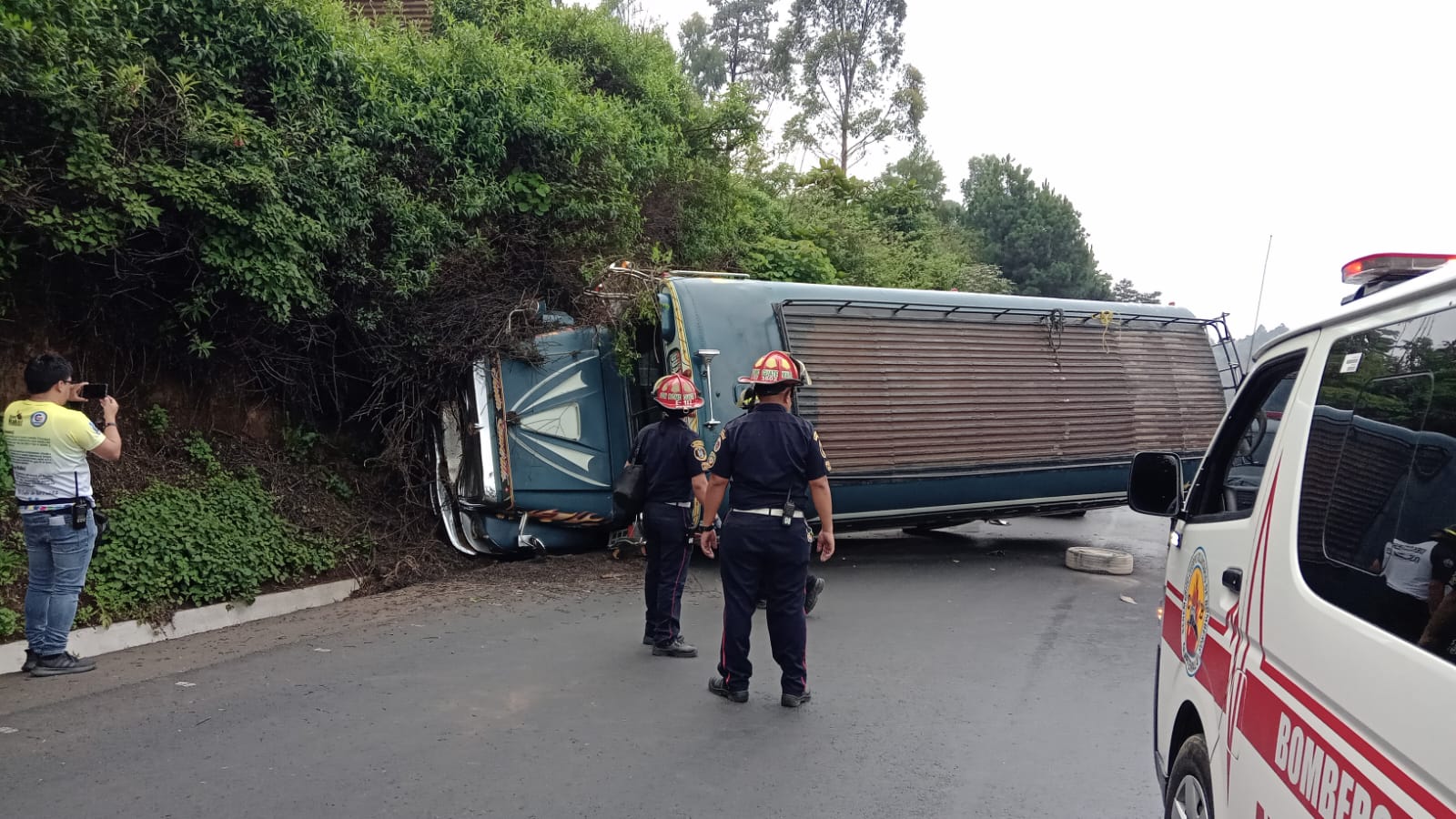 Autobús que viajaba a excesiva velocidad causa accidente en ruta Interamericana