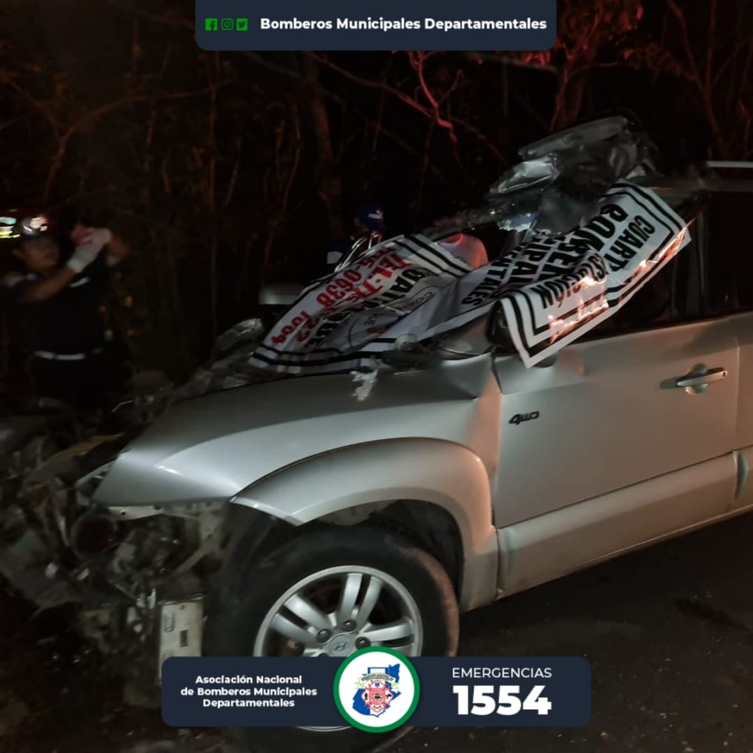 Cuerpos rescatados con equipo hidráulico: Vehículo choca con tráiler en ruta a San Marcos
