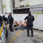 IMÁGENES: Motoristas vapulean a presuntos asaltantes en la zona 9