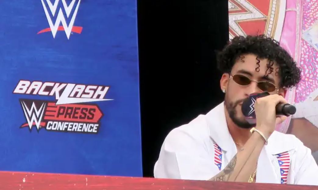 Bad Bunny amenaza en conferencia de prensa a luchador de la WWE previo su enfrentamiento