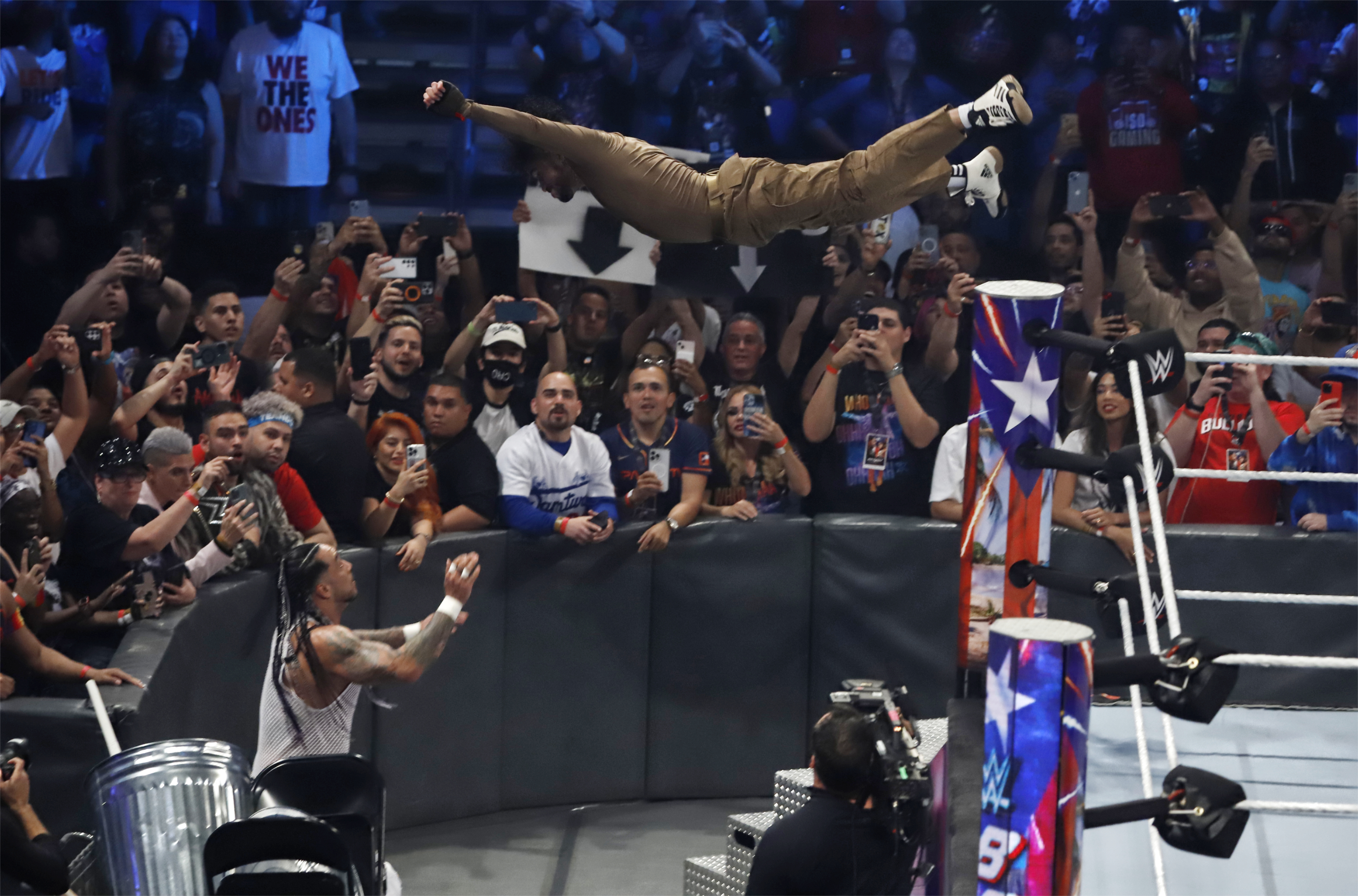 Bad Bunny se impone en una dura pelea callejera al luchador Damian Priest