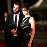 “En Cannes con mi amor”: Dua Lipa posa en la alfombra roja del festival de cine junto con su nuevo novio