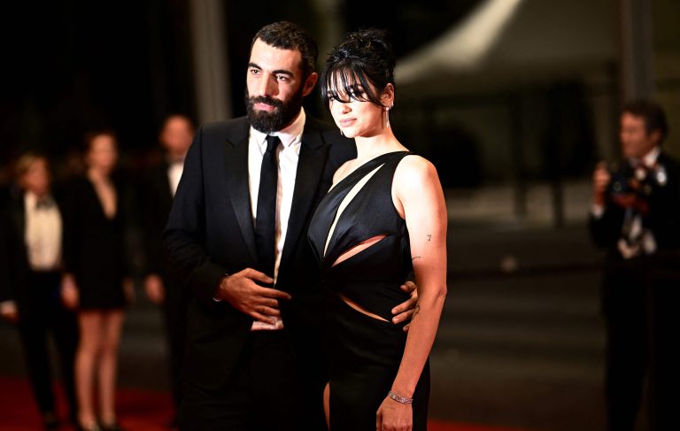 Dua Lipa y su novio en Festival de Cannes