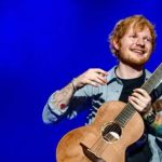 El video que muestra a Ed Sheeran mientras canta encima de un vehículo un día después de ganar un juicio por plagio