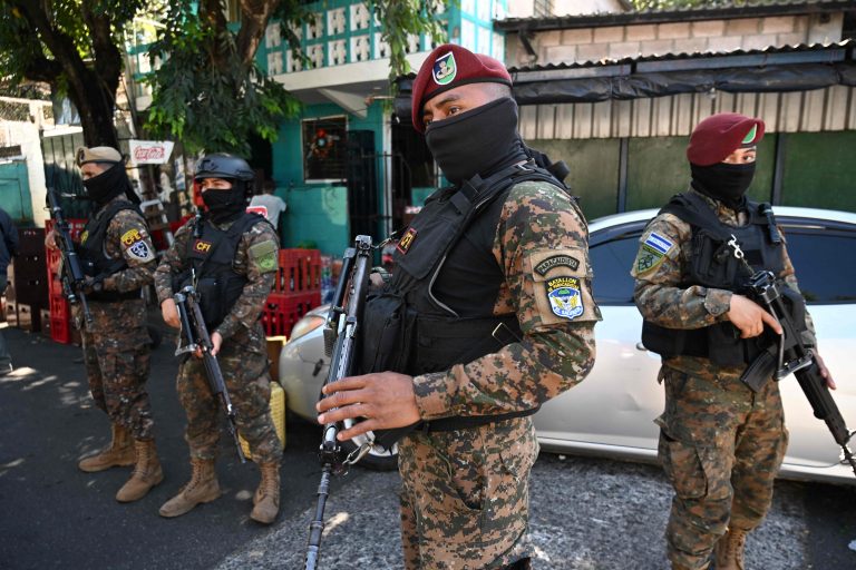 Nayib Bukele instala cerco militar en municipio donde fue asesinado un policía y anuncia: “Pagarán caro por el asesinato de nuestro héroe”