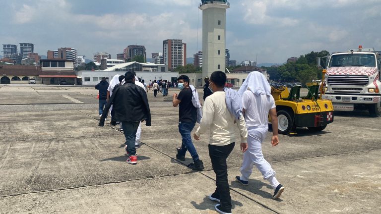 Arriba a Guatemala el primer grupo de migrantes deportados de EE. UU. bajo el Título 8