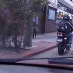 Videos muestran cómo motoristas y automovilistas invaden ciclovías en la ciudad de Guatemala