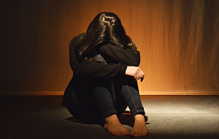 Murió con veneno de rana: el caso de la hispana que tenía depresión posparto y falleció al buscar medicina alternativa