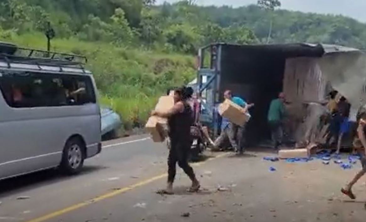 Video: el momento en que un grupo de personas se llevó mercadería de tráiler accidentado