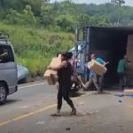 Video: el momento en que un grupo de personas se llevó mercadería de tráiler accidentado