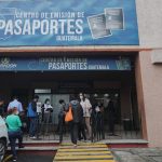 Migración incluye en su normativa la colocación de calcomanías para ampliar vigencia de pasaportes y reforma requisitos de salida de menores