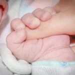 Nace el primer bebé en Reino Unido con ADN de tres personas