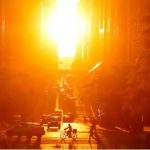 Las espectaculares imágenes del Manhattanhenge, el fenómeno solar que atrae a miles de personas a Nueva York