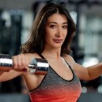 Por qué levantar pesas es fundamental para las mujeres antes y después de la menopausia (más que los ejercicios de movilidad)