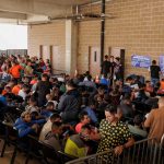 Migrantes aceleran cruce a EE. UU. y transforman ciudad de Texas en dormitorio