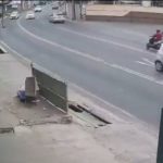 Imágenes: Cámara capta el momento en que un motorista muere al caer en una gran alcantarilla
