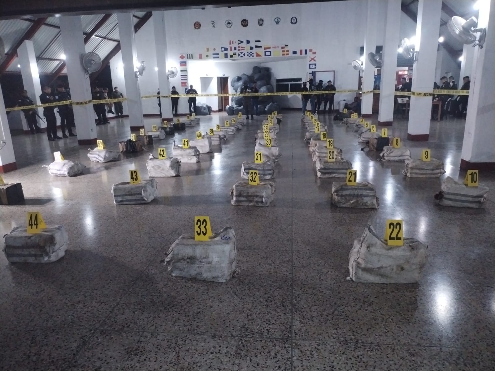 Interceptan lancha que transportaba más de mil paquetes de cocaína y navegaba por el Pacífico de Guatemala